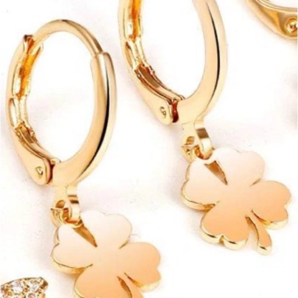 Clover huggie earrings